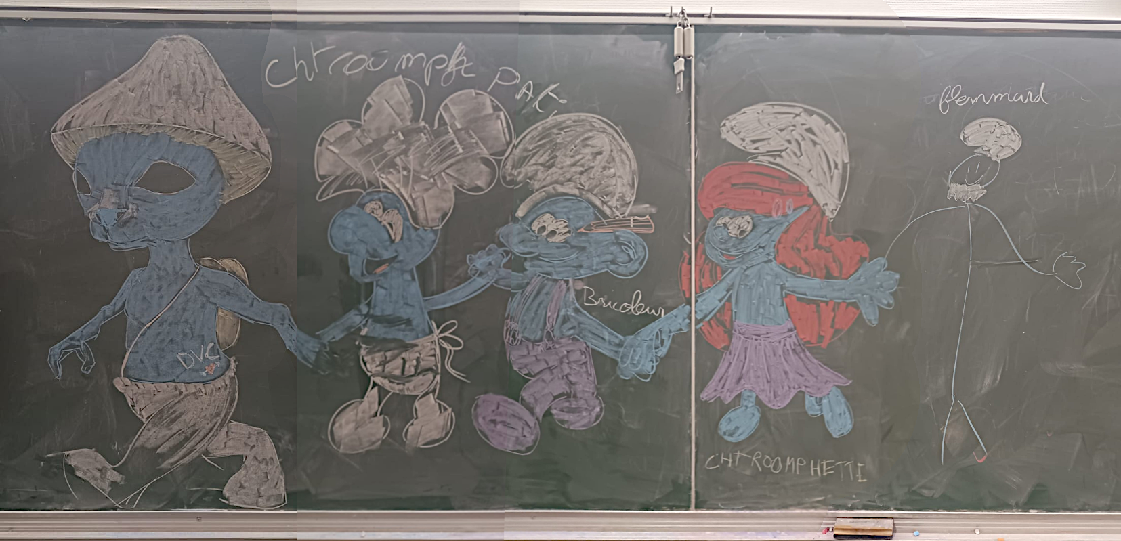 Tableau noir avec 5 schtroumps dessinés à la craies dans des styles variés